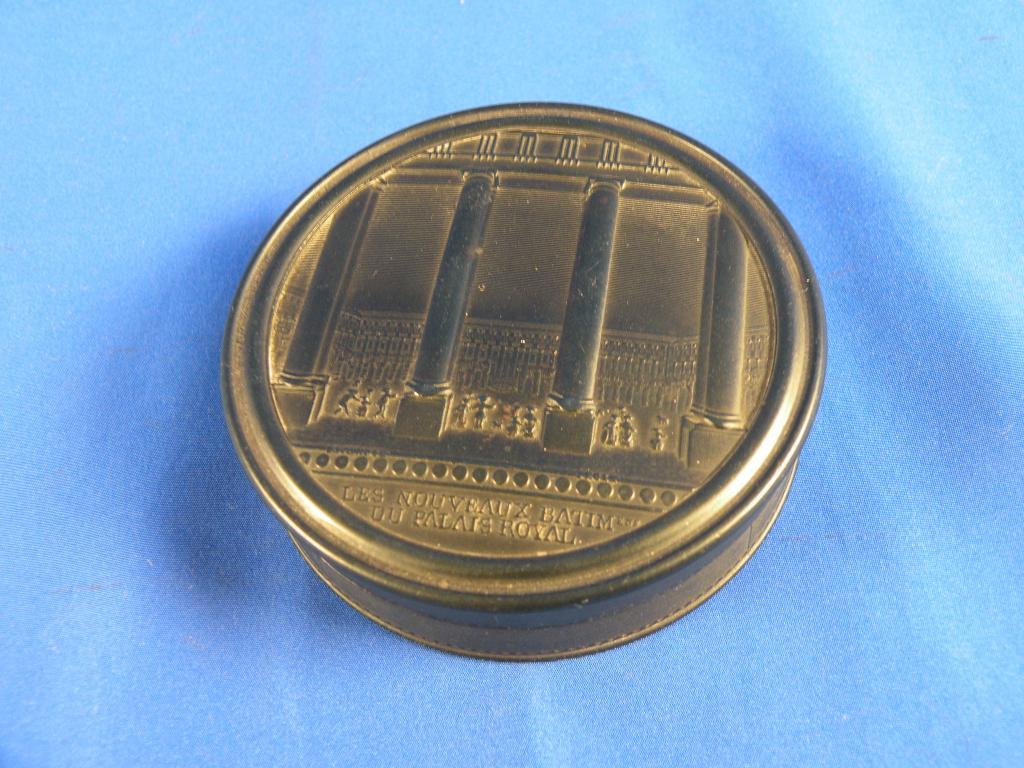 Appraisal: A mid thC French pressed horn circular snuff box titled