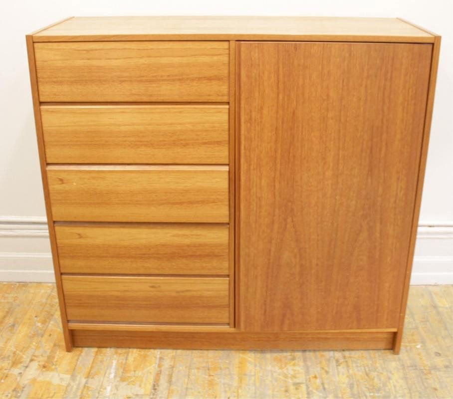 Appraisal: Danish Modern Teakwood Chest of Drawers Danish Modern teakwood chest