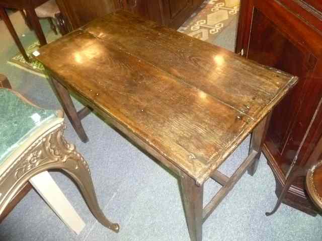 Appraisal: AN OAK RECTANGULAR SMALL OCCASIONAL TABLE across