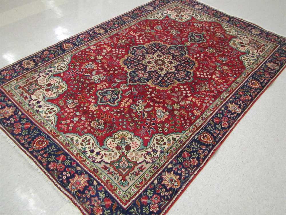 Appraisal: HAND KNOTTED PERSIAN CARPET floral and central floral medallion design