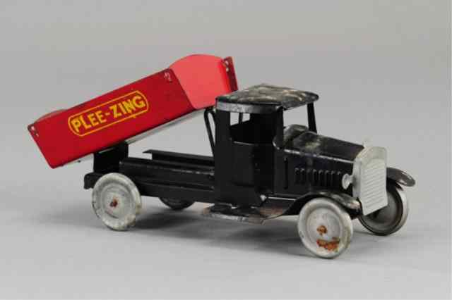 Appraisal: METALCRAFT ''PLEE-ZING'' DUMP TRUCK Pressed steel black cab with red