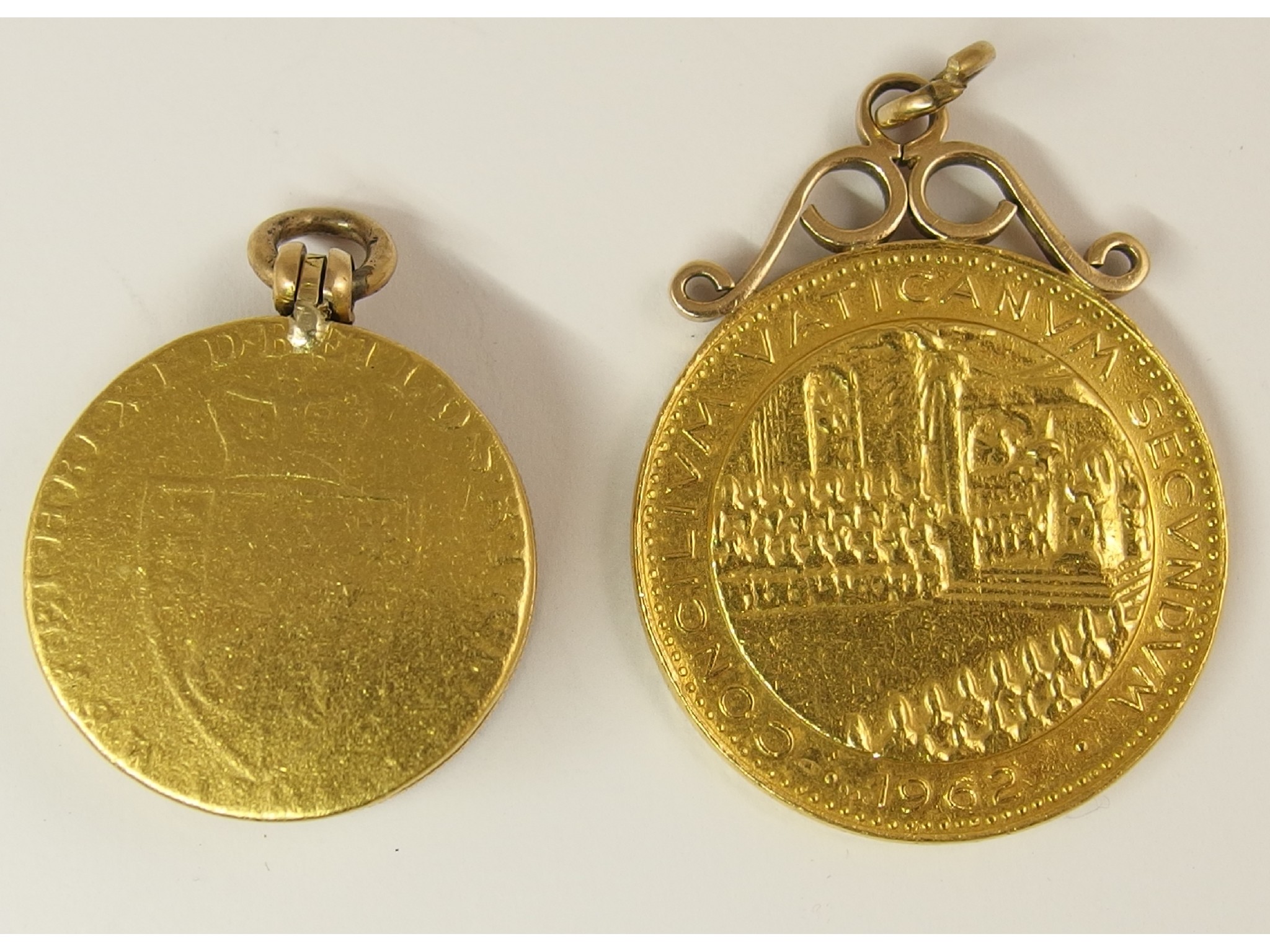 Appraisal: A gold coin marked to commemorate the Second Vatican council