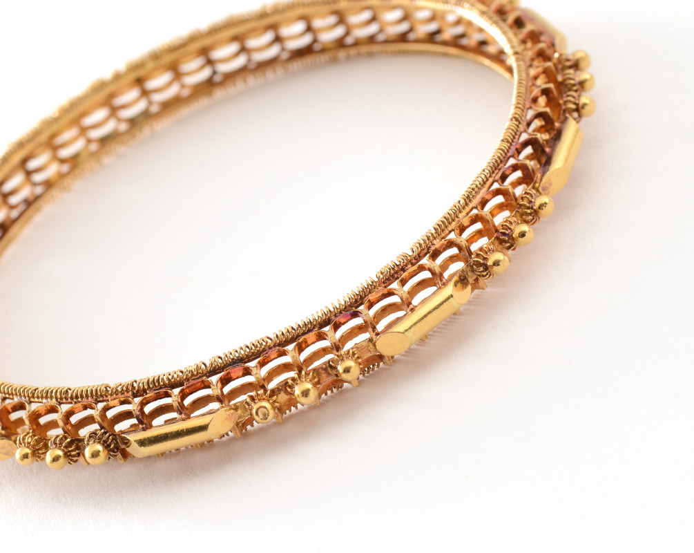 Appraisal: K GOLD BANGLE BRACELET Reticulated K yellow gold bangle bracelet