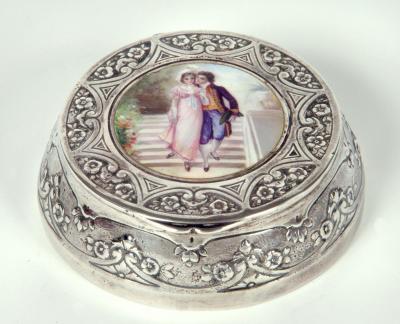 Appraisal: A CONTINENTAL ENAMEL PATCH BOX fineness mark and import marks