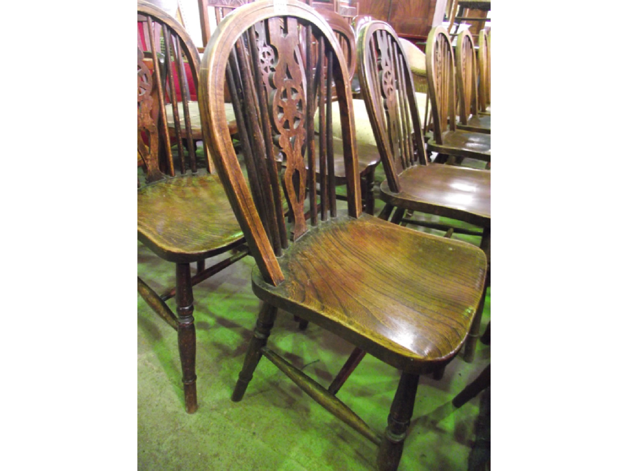 Appraisal: A set of four Windsor wheelback kitchen chairs with elm