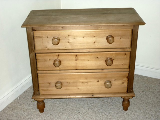 Appraisal: A small pine chest of three long drawers with turned