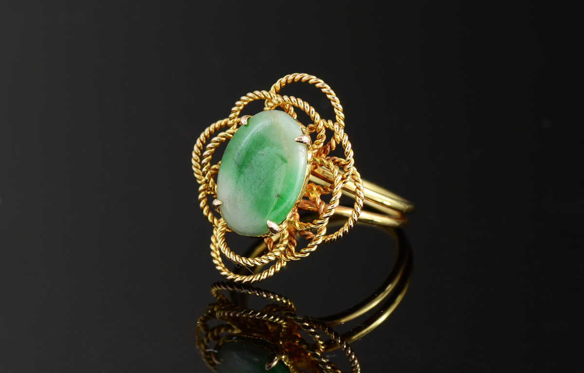 Appraisal: K JADE RING K yellow gold ring centers one x