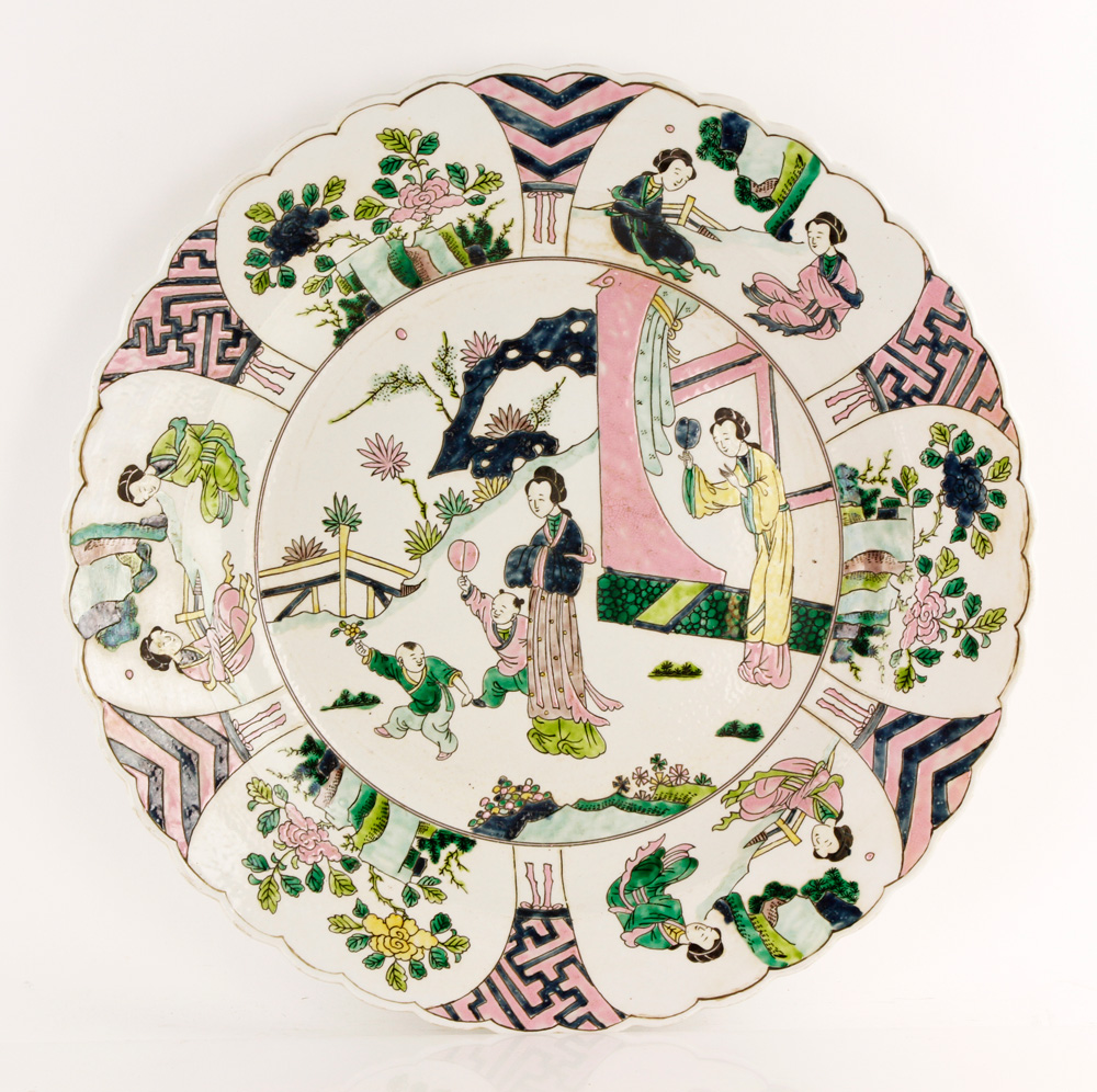 Appraisal: - Chinese Famille Rose Plate Chinese famille rose flower-shaped plate