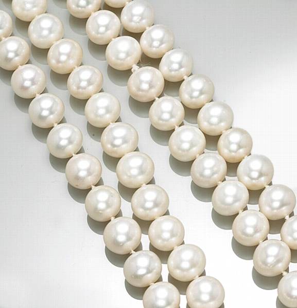 Appraisal: A freshwater cultured pearl necklace pearls measuring approximately x mm