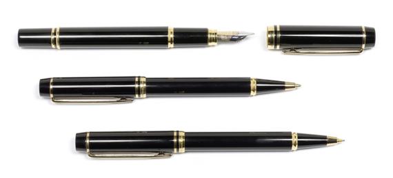 Appraisal: WRITING SET WATERMANN s Gold-plated Man model Black lacquer engraved