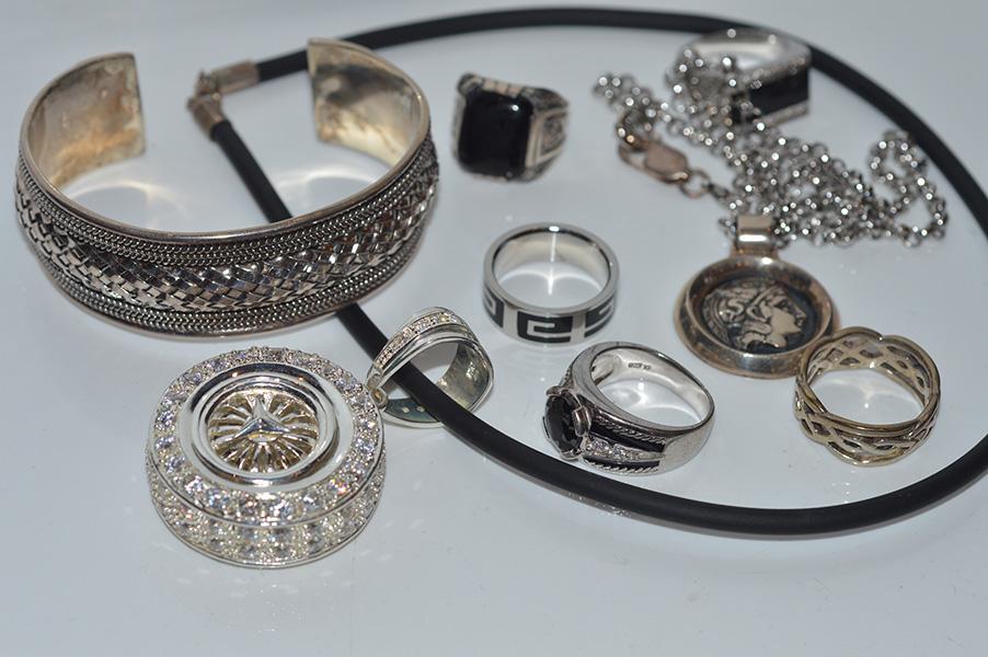 Appraisal: A COLLECTION OF JEWELLERY INCLUDING RINGS AND NECKLACES TOGETHER WITH