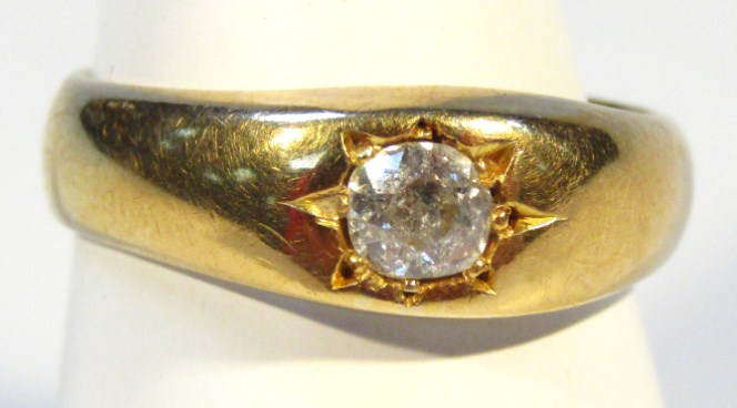 Appraisal: A gentleman's diamond solitaire ring with plain shank unmarked yellow