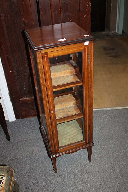 Appraisal: AN EDWARDIAN MAHOGANY AND INLAID SMALL SQUARE DISPLAY CABINET cm