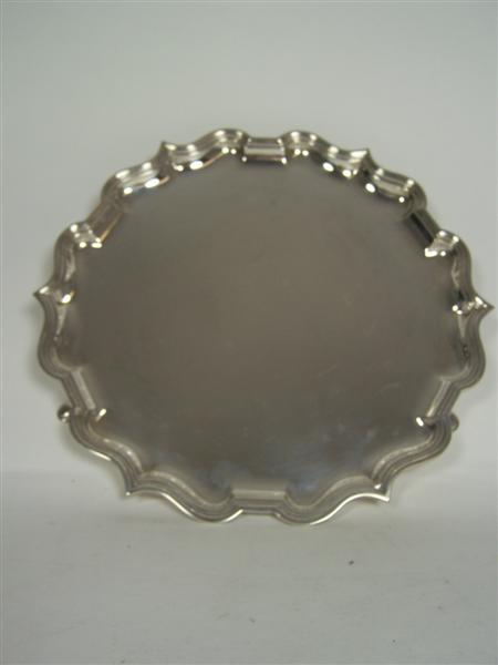 Appraisal: A silver salver Elkington Company Birmingham of shaped circular outline