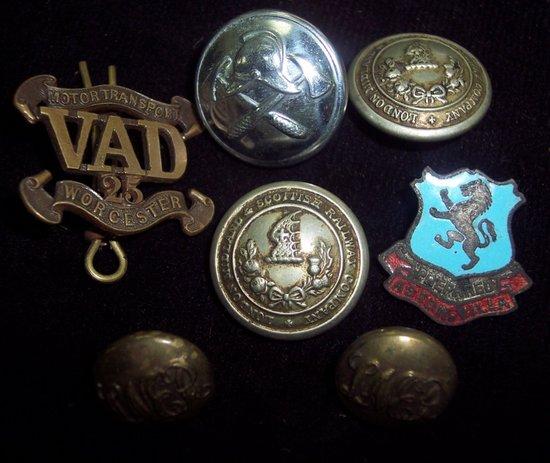 Appraisal: Sundry buttons of railway interest an Aston Villa badge etc