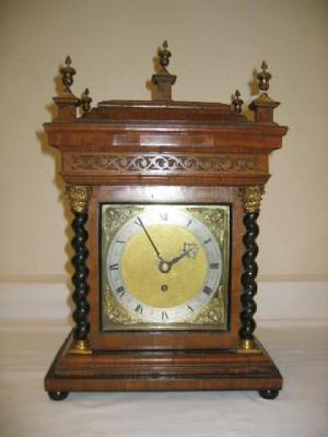 Appraisal: A PASSING STRIKE TABLE CLOCK in late th century style