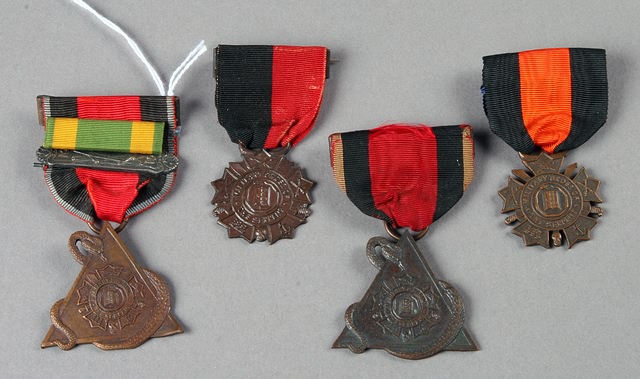 Appraisal: piece Military of the Serpent group membership badges one has