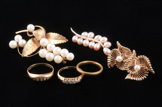 Appraisal: SIX ITEMS YELLOW GOLD JEWELRY Including English K plain polished