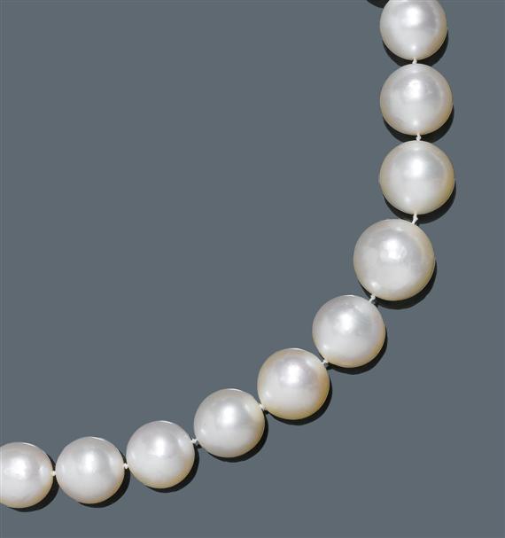 Appraisal: PEARL AND DIAMOND NECKLACE Clasp in white gold Elegant necklace