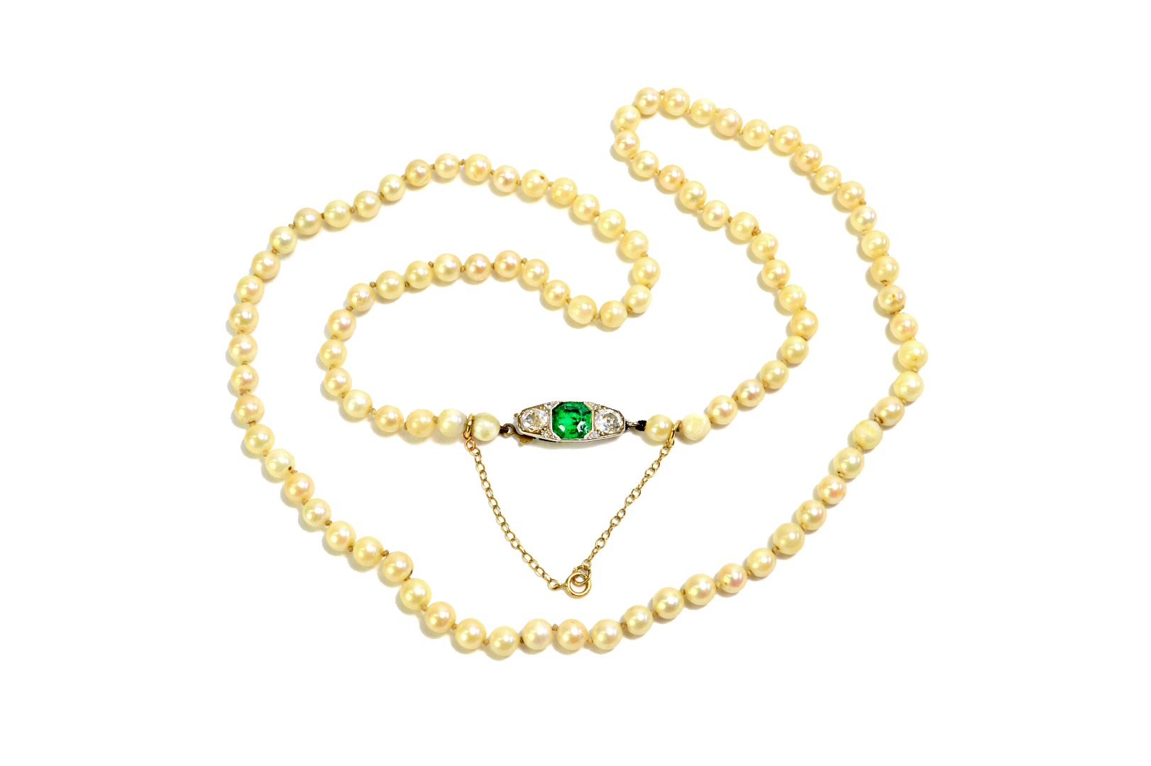 Appraisal: A single row necklace of cultured pearls on a diamond