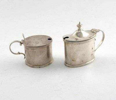 Appraisal: A silver mustard pot plain oval form reeded borders domed