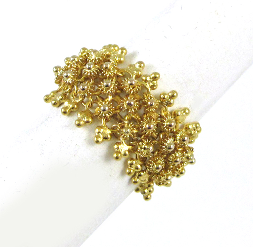 Appraisal: FOURTEEN KARAT YELLOW GOLD RING The gold chain style ring