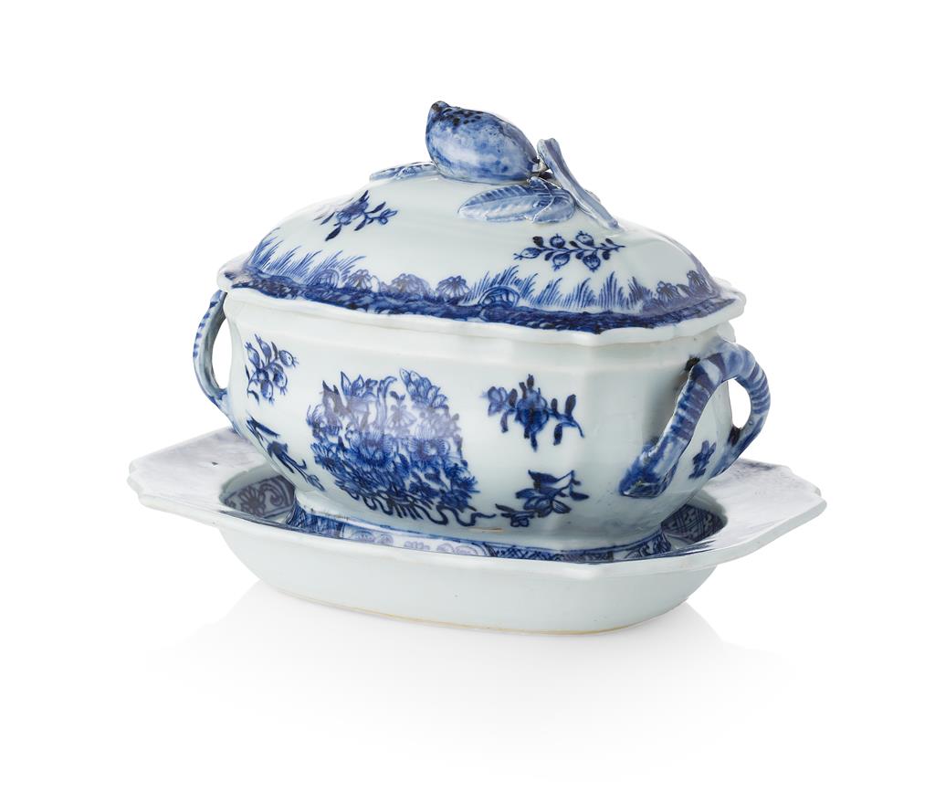 Appraisal: SMALL EXPORT BLUE AND WHITE TUREEN COVER AND STAND QIANLONG