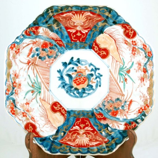 Appraisal: A Japanese Imari porcelain tray Octogonal in shape with scalloped