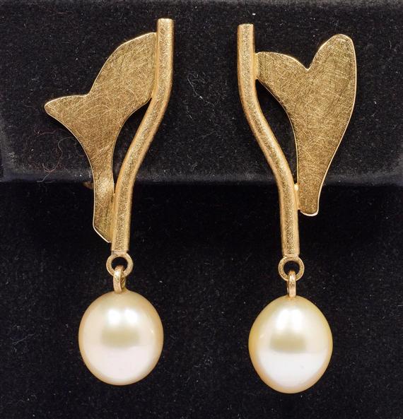 Appraisal: PEARL AND GOLD EAR PENDANTS Yellow gold Decorative ear clips