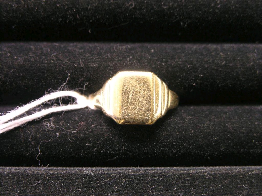 Appraisal: A gentleman's ct gold signet ring grams ring size Q