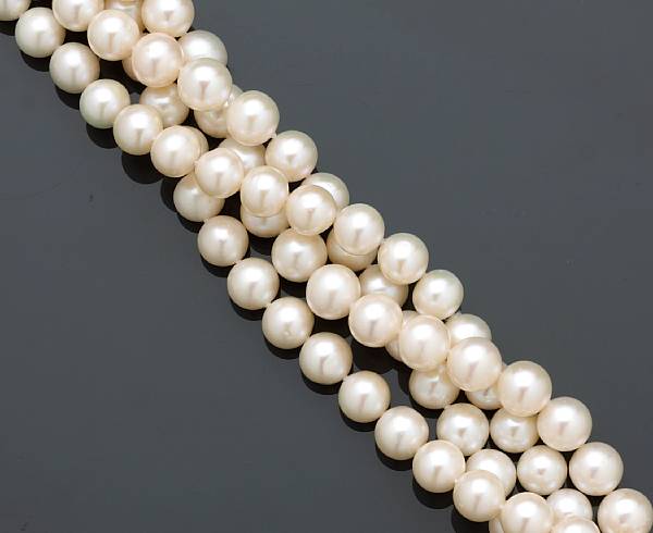 Appraisal: A freshwater cultured pearl necklace pearls measuring approximately to mm