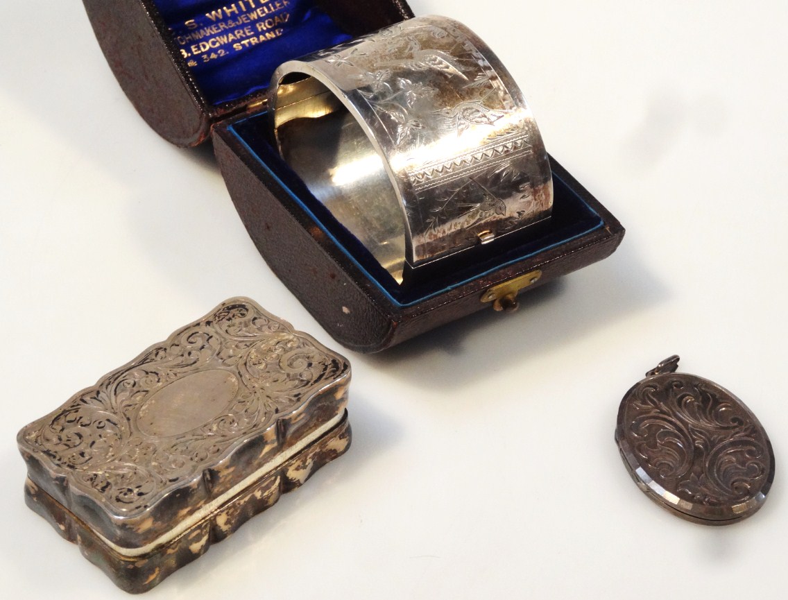 Appraisal: An Elizabeth II silver snuff box in the George III