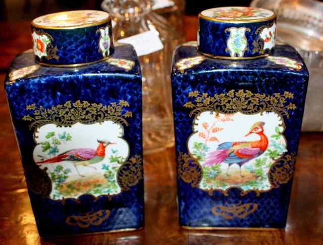 Appraisal: A PAIR OF WORCESTER STYLE TEA CADDIES AND COVERS of