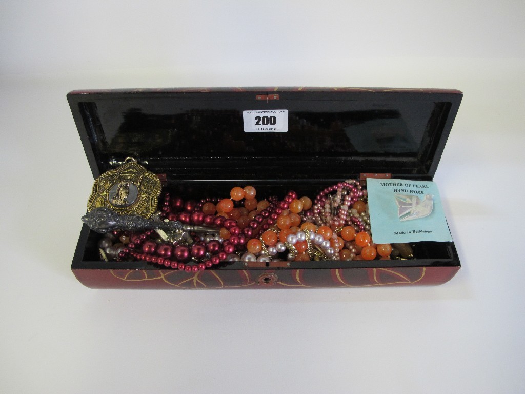 Appraisal: A lacquered box of costume jewellery