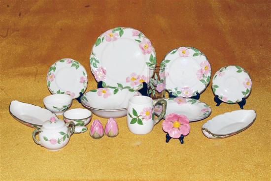 Appraisal: FRANCISCIAN EARTHENWARE DINNER SERVICE With matching tumblers Approx pc Some