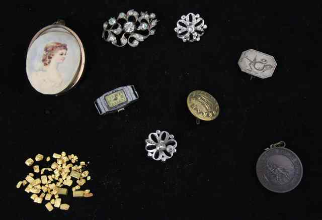 Appraisal: A quantity of small pieces of gold some marked ct