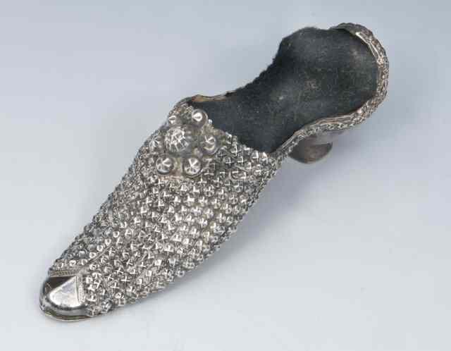 Appraisal: AN EDWARDIAN SILVER PIN CUSHION in the form of a