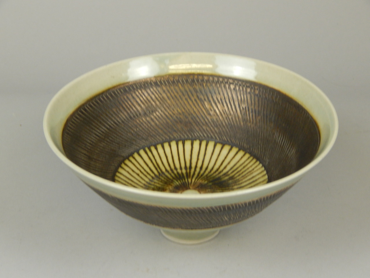 Appraisal: A Studio Pottery bowl in the style of Lucie Rie