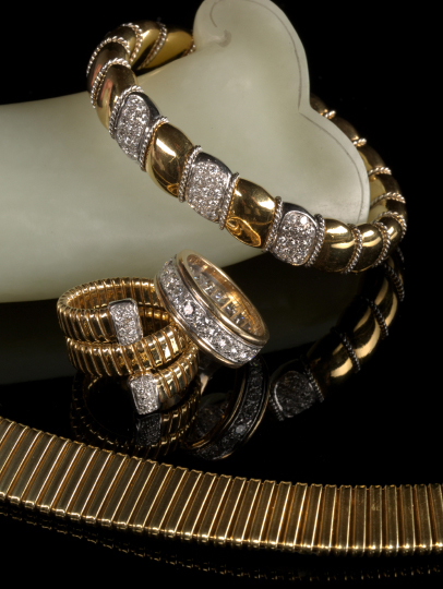 Appraisal: Eighteen-Karat Yellow Gold Serpentine Necklace the slightly springy necklace formed