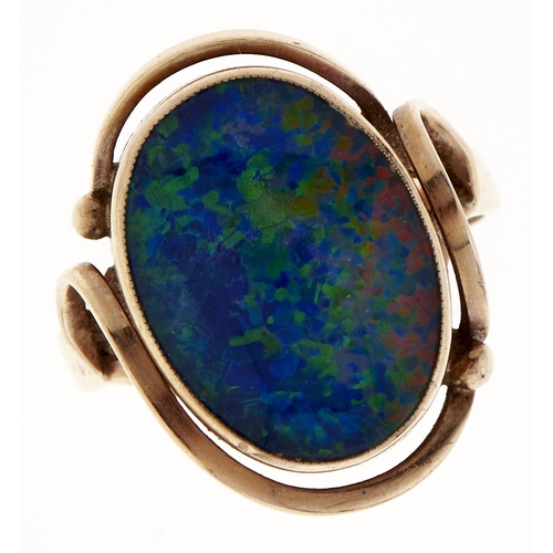 Appraisal: A synthetic opal doublet ring in gold marked ct g