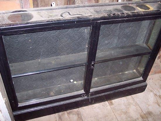 Appraisal: A wooden display case the glazed rectangular top above glazed