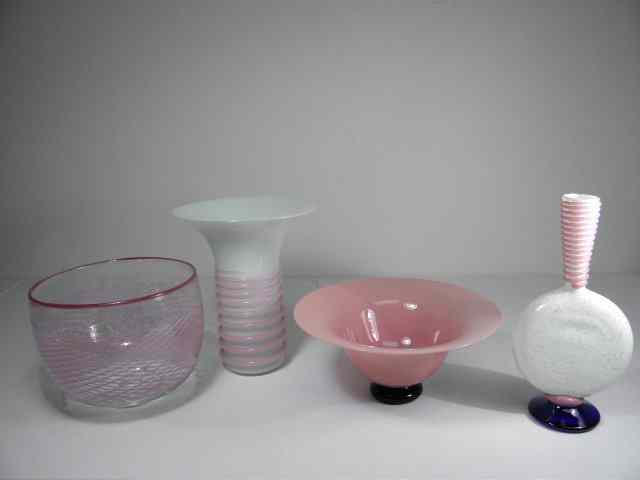 Appraisal: Lot of four assorted art glass pieces Includes a cased