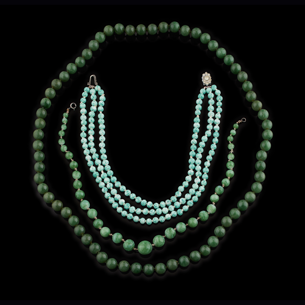 Appraisal: SINGLE-STRAND JADE NECKLACE composed of graduated mm jade beads cm