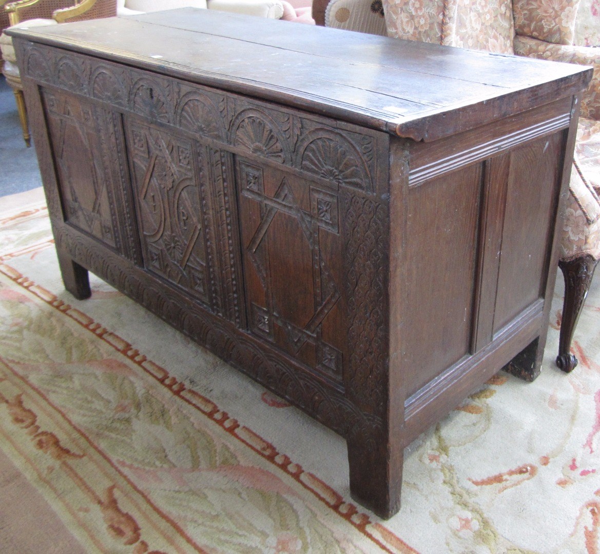 Appraisal: A th century oak coffer the double plank top over