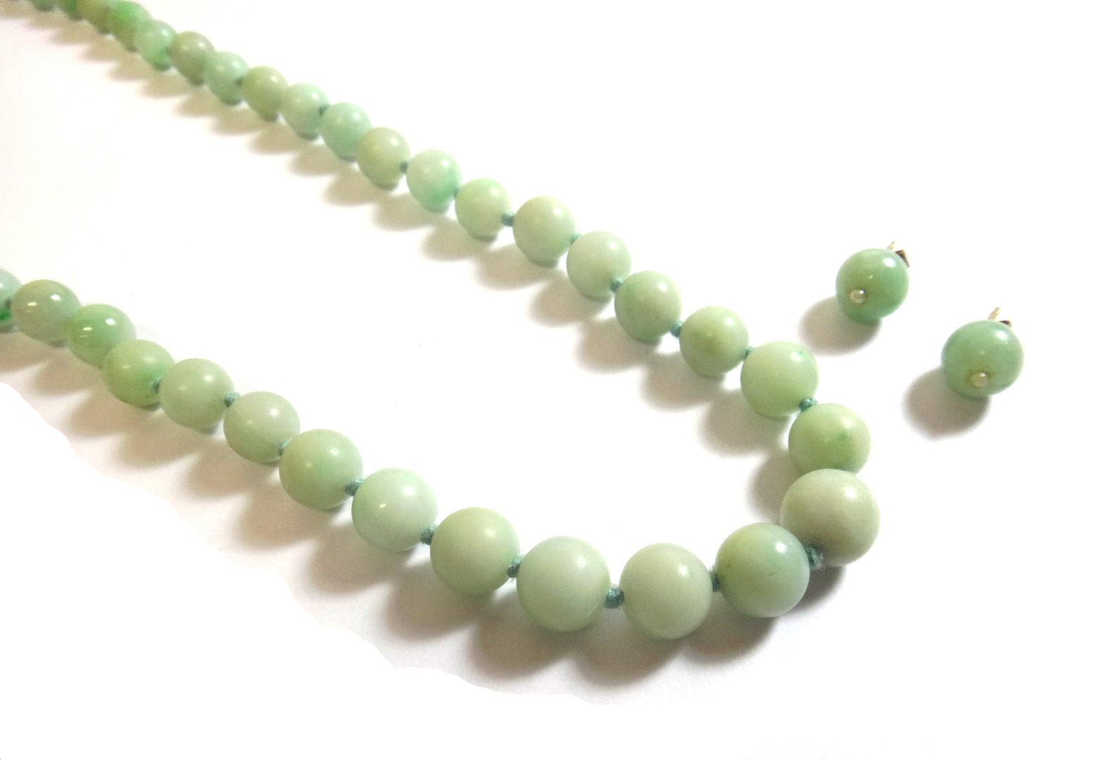 Appraisal: A single row necklace of graduated jade beads on a