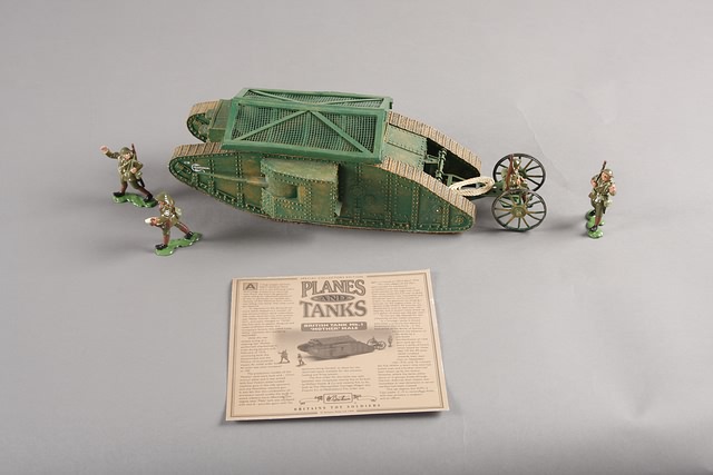 Appraisal: Britains British Mark I tank as issued with figures and