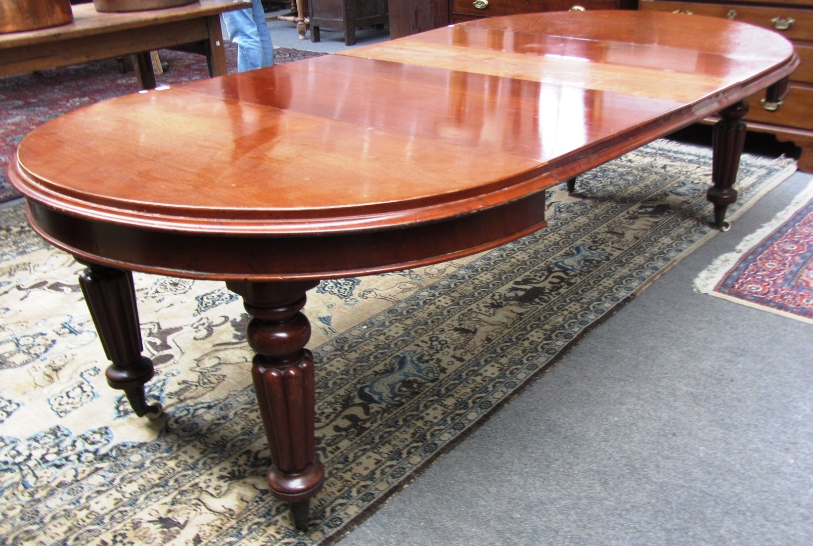 Appraisal: A Victorian mahogany circular extending dining table on reeded supports