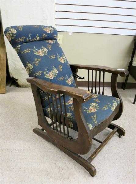 Appraisal: AN OAK PLATFORM ROCKER RECLINER American c with blue floral