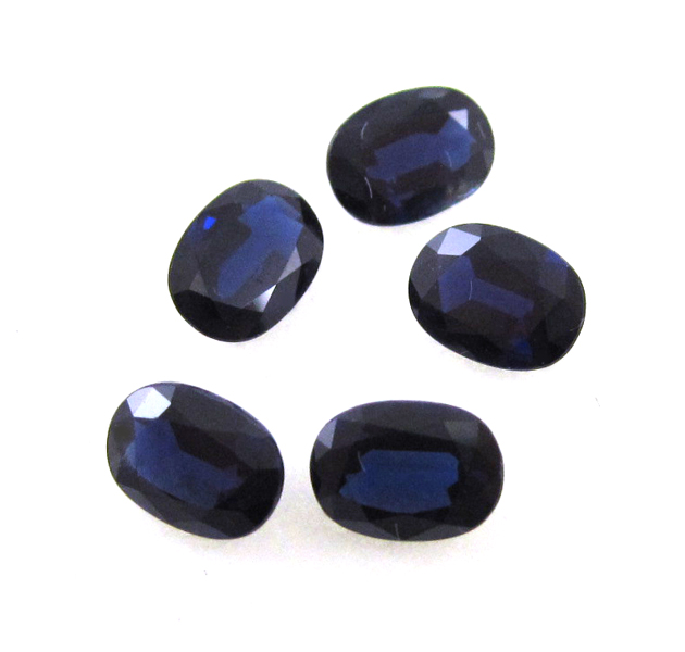 Appraisal: PARCEL OF FIVE UNSET BLUE SAPPHIRES The five oval mixed-cut