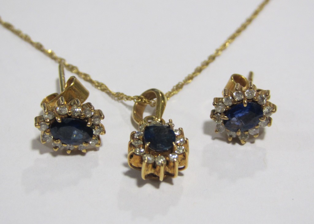 Appraisal: Eighteen carat gold sapphire and diamond cluster pendant on gold